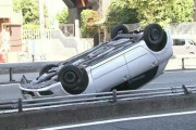 【悲報】運転手「寝不足で疲れていた」ので寝る（車横転）