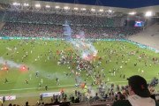 【悲報】フランスサッカー、2部降格が決定したクラブのファンが暴徒化しピッチになだれ込むｗｗｗｗｗｗ
