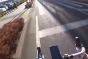 【動画】自転車に乗りながら配信していた外人さん、日本の公道で左折乗用車と激突してしまう…