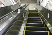 駅の表示「エスカレーターで歩かないでください」←これ意味不明だよな？？？