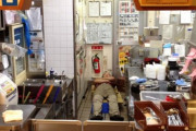 【過労】すき家の店員さん、バイト中に眠たくなったので寝てしまうｗ