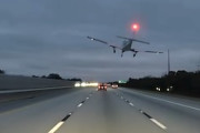 【動画】走行中の車の上に飛行機が不時着するアクシデント(ﾟoﾟ)