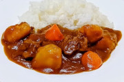 カレーにじゃがいも絶対に入れないおじさんいるでしょ ＆ 最近のカレールウの裏面のレシピにはじゃがいもが記載されてない