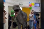 「子供の誕生日にリアルな恐竜を雇ってみたら…」→阿鼻叫喚となってしまう