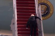【悲報】バイデン、エアフォースワン搭乗前に2度もこける…