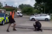 【動画】イギリスの警官さん、移民にボコられる