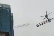 【動画】中国、タワークレーン作業中に強風で吊り上げていた機材が落下！ガッシャ～ン！
