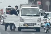ウーバーイーツ配達員、軽トラに追い越されてブチギレ→運転手を殴りまくる