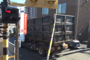 【動画】産廃トラックさん、警報機が鳴っている踏切内に強行突入