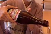 上司にビールを注ぐ時、ビール瓶のシールを上にしないとキレられるってなんでや？