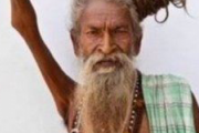 【画像】インド人男性、45年間右腕を上げたまま生活したため右腕が完全に固まってしまう・・・
