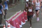 【動画】マラソン選手「…せや！後の奴ら、水取れんようにしたろ！」