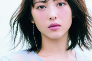 【悲報】浜辺美波さん、写真集の特典に彼氏が世話している犬になれる映像をつける