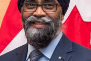 海外「カナダの国防大臣がスーパーの列に一般人と並んでいるぞ」辛抱強く並ぶシーク教徒のハルジット・サージャン国防大臣が話題に