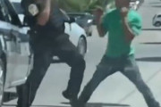 【動画】黒人「ｼｭｯｼｭｯ俺ボクシング強いよ？ｗ」アメリカ警官「・・・」