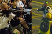 香港警官がデモ参加者に銃口向ける、葵青警察署前で！