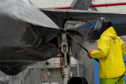 ステルス戦闘機F-35Aをジェット洗浄中…機体を維持管理するため重要なメンテナンス作業！