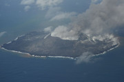【海底火山】西之島噴火から20日で「10年」が経ちます…標高250m、海は茶、緑に