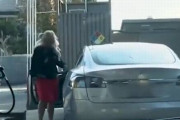 【動画】女さん、「テスラモデルS」でガソリンスタンドに来てしまうｗｗｗｗｗｗ