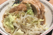 【悲報】ラーメン豚山、二郎の「クソルール」「クソ接客」「クソ立地」を撤廃した結果覇権を取ってしまうｗｗｗｗｗ