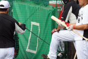 【朗報】ロッテ松中臨時コーチ、予定を伸ばしキャンプ後の練習試合も同行