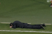 ◆悲報◆アトレチコ指揮官シメオネさん、勝ち越しの決定的チャンスが外れて行倒れてしまう😭