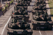 韓国製兵器「爆買い」のポーランド軍事パレードにK-2戦車・K-9自走砲・FA-50軽戦闘機など続々登場…韓国メディア！