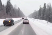 雪道の追い越しで正面衝突。そんな運転やめてよ(´･_･`)