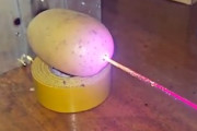 【動画】じゃがいもを貫通するレーザーが普通に通販で売られている香港がヤバすぎる。