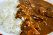 【悲報】レトルトカレー業界、袋（パウチ）のままレンジでチンできる商品が売れてしまう…