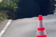 【ﾋｪｯ!!】静岡で道路が崩落する決定的瞬間が撮影される…