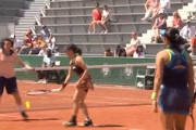 【動画】テニスの全仏オープンで加藤未唯選手の返球がボールボーイに当たって失格に。