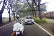 【動画】バイク運転手が女子高生に見惚れ過ぎた結果ｗｗｗ