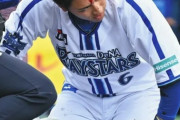 DeNA森敬斗さん、坂本から頭部死球を受けヘルメットの破片で額から出血
