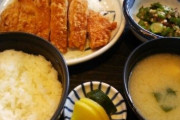 【定食屋で】俺「ごちそうさま」箸ﾊﾞｷｯ!!  友達「えっ!?」 俺「えっ？」 友達「なんで折ったの？」 俺「えっ？」