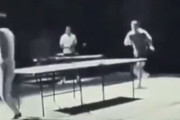 【動画】ブルース・リーさん、ヌンチャクでプロの卓球選手を負かしてしまう…