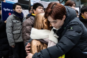 【韓国の反応】相次いで慰安婦少女像を抱いた日本の青年たち『間違いを素直に認める』