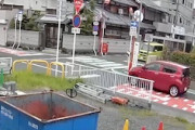 【滋賀】スクールゾーンの大事故。「止まれ」をスルーした高齢者の車が横転してしまう事故で家主の動きがすごい。