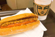 悲劇！スタバでホットドッグ、友達が「一口ちょうだい」→「ウインナーの大部分が食べられました」