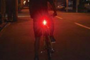 自転車用のピカピカ光る赤いテールライトって迷惑？