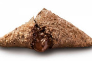 マクドナルド「三角チョコパイ黒・白」史上最大のチョコクリーム量にリニューアル