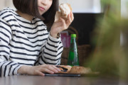 スマホいじりながら飯食ってるやつ、キモすぎるｗｗｗｗｗｗ