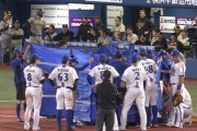 DeNA宮﨑の頭部に打球が直撃　ブルーシートで覆われ担架で運ばれる…