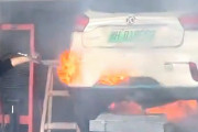【動画】中国あるある、整備のためカーリフトに乗せていた電気自動車が発火炎上～！