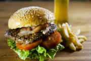 ハンバーガー「レタス、トマト、肉、ピクルスをパンで挟みました」←こいつが高カロリージャンクフード扱いされてる理由