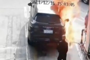 【放火】給油中の車からノズルを引き抜いて火を付ける男。なんだこいつ(°_°)