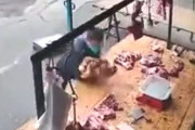【動画】中国、城管さま「お！美味しそうな豚肉みいつけた！これは我々が没収する」