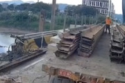 【中国】倒れた鋼材に作業員が潰されてしまう事故の映像が公開される。