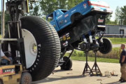 あほみたいにデカくて笑うｗｗｗモンスタートラックのタイヤ交換風景がｗｗｗ
