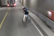 おぎゃあ怖い。トンネルを走行中に自転車が車道側に倒れてきたら(@_@;)